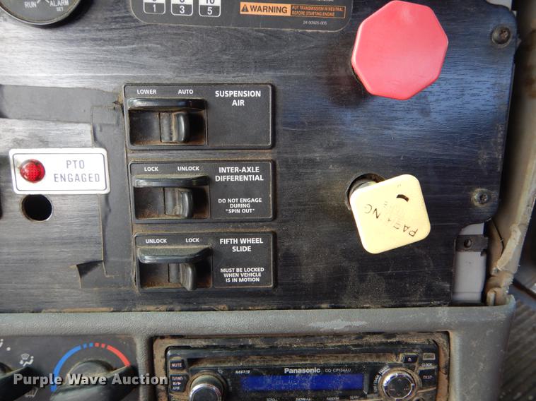 image for item DE8411 2004 Freightliner Columbia semi truck