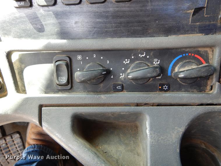 image for item DE8411 2004 Freightliner Columbia semi truck