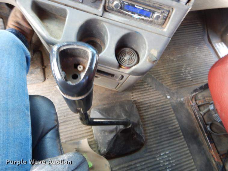 image for item DE8411 2004 Freightliner Columbia semi truck