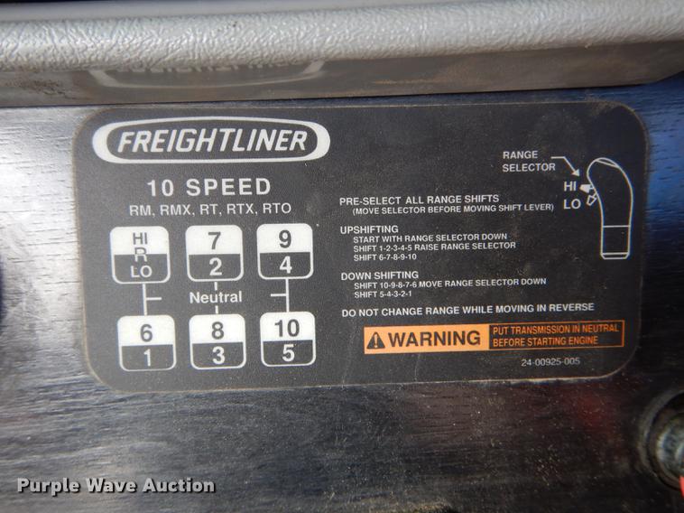image for item DE8411 2004 Freightliner Columbia semi truck