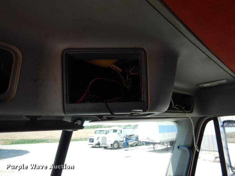 image for item DE8411 2004 Freightliner Columbia semi truck