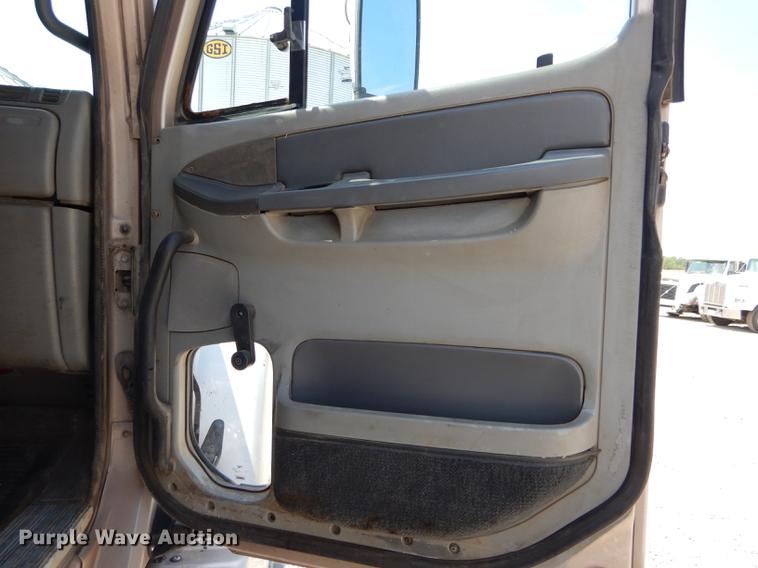 image for item DE8411 2004 Freightliner Columbia semi truck