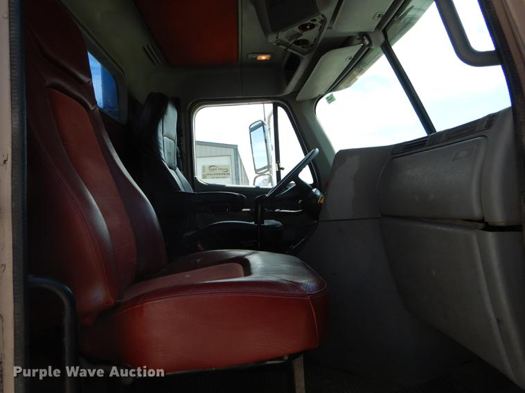 image for item DE8411 2004 Freightliner Columbia semi truck