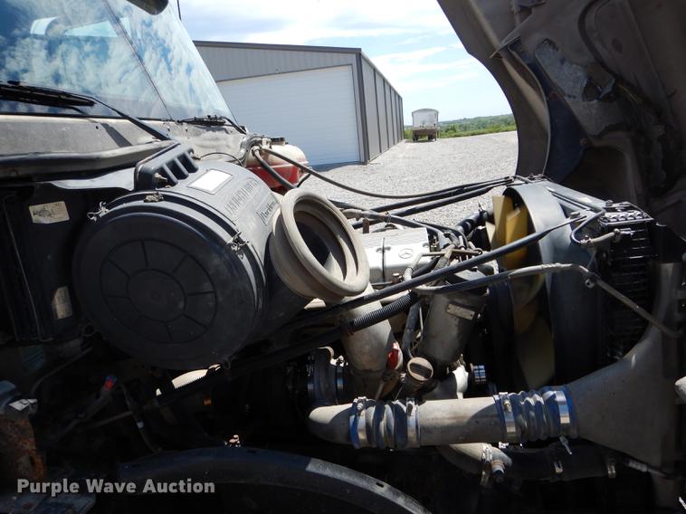 image for item DE8411 2004 Freightliner Columbia semi truck