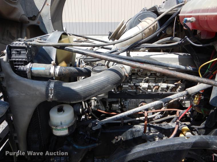 image for item DE8411 2004 Freightliner Columbia semi truck