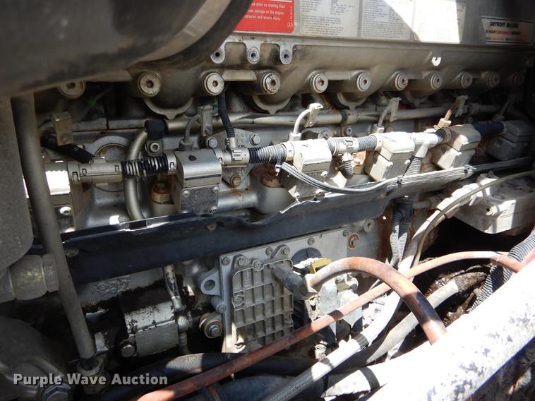 image for item DE8411 2004 Freightliner Columbia semi truck