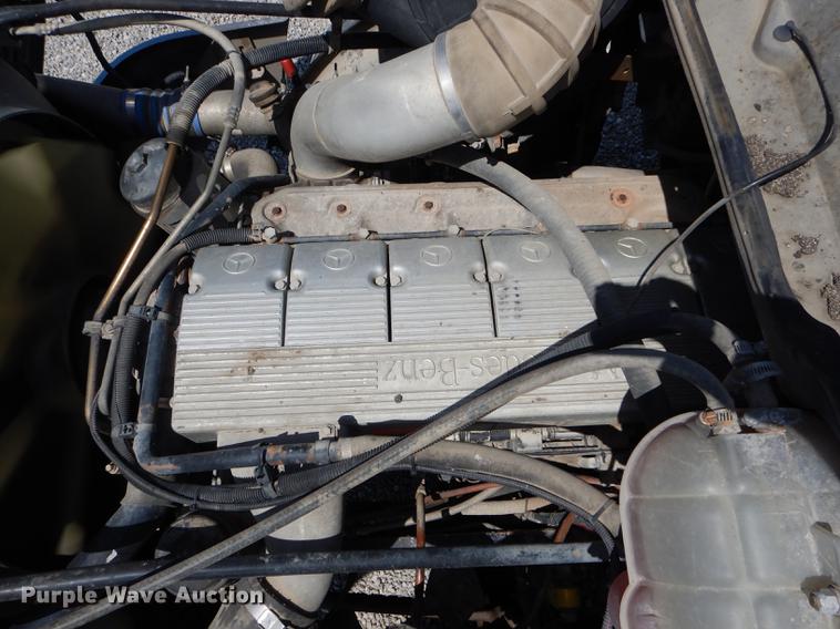 image for item DE8411 2004 Freightliner Columbia semi truck