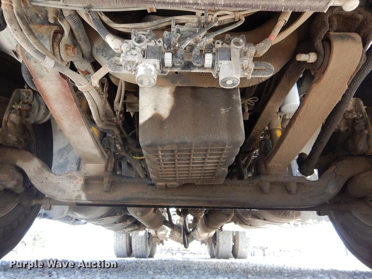 image for item DE8411 2004 Freightliner Columbia semi truck