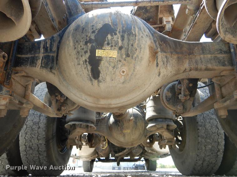 image for item DE8411 2004 Freightliner Columbia semi truck