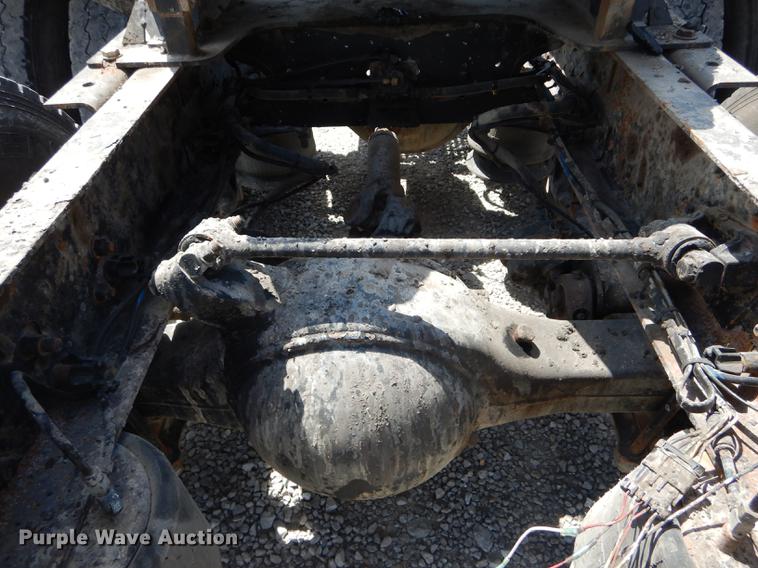 image for item DE8411 2004 Freightliner Columbia semi truck