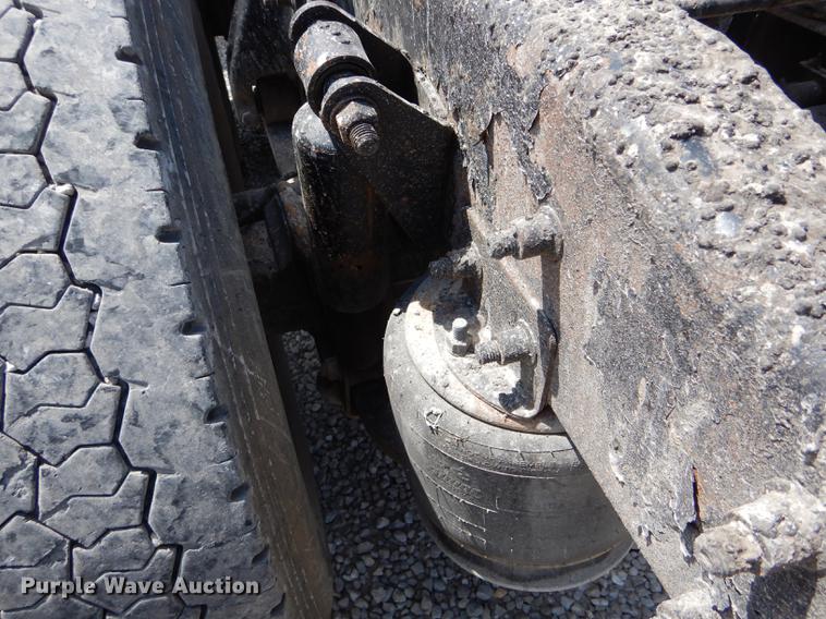 image for item DE8411 2004 Freightliner Columbia semi truck