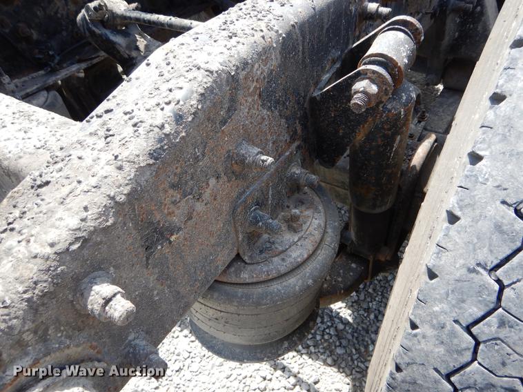 image for item DE8411 2004 Freightliner Columbia semi truck