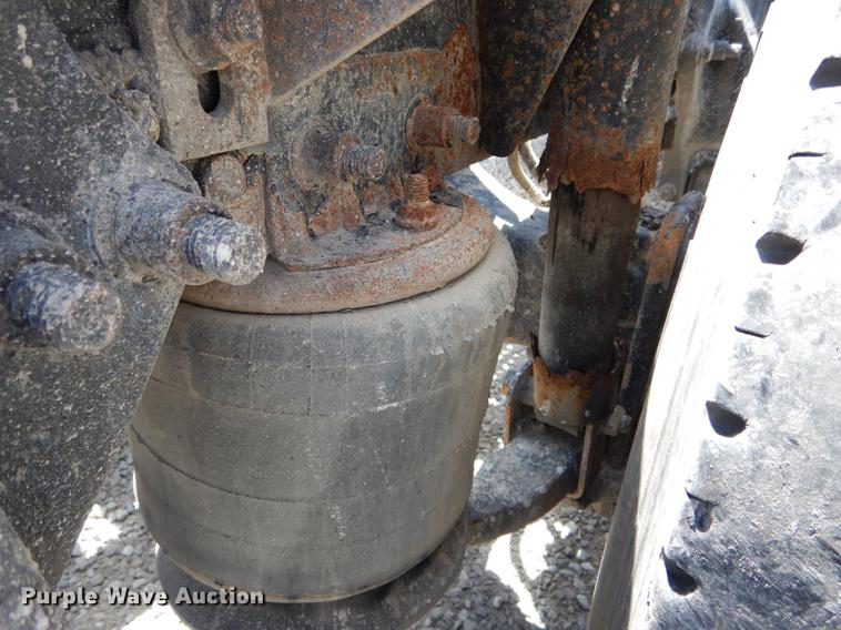 image for item DE8411 2004 Freightliner Columbia semi truck