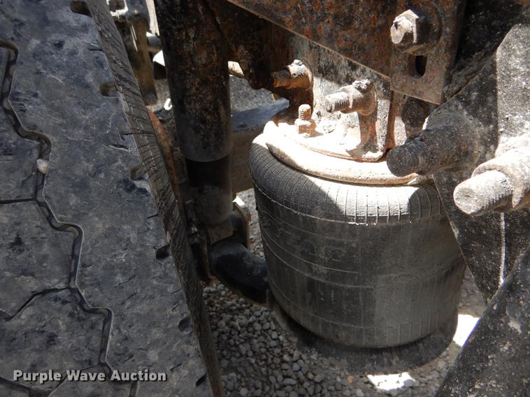 image for item DE8411 2004 Freightliner Columbia semi truck