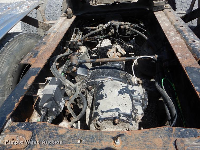 image for item DE8411 2004 Freightliner Columbia semi truck