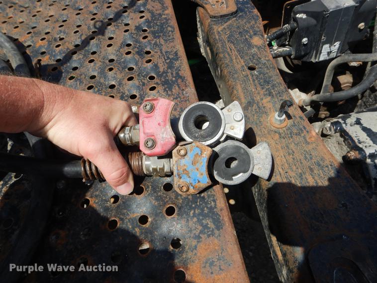 image for item DE8411 2004 Freightliner Columbia semi truck