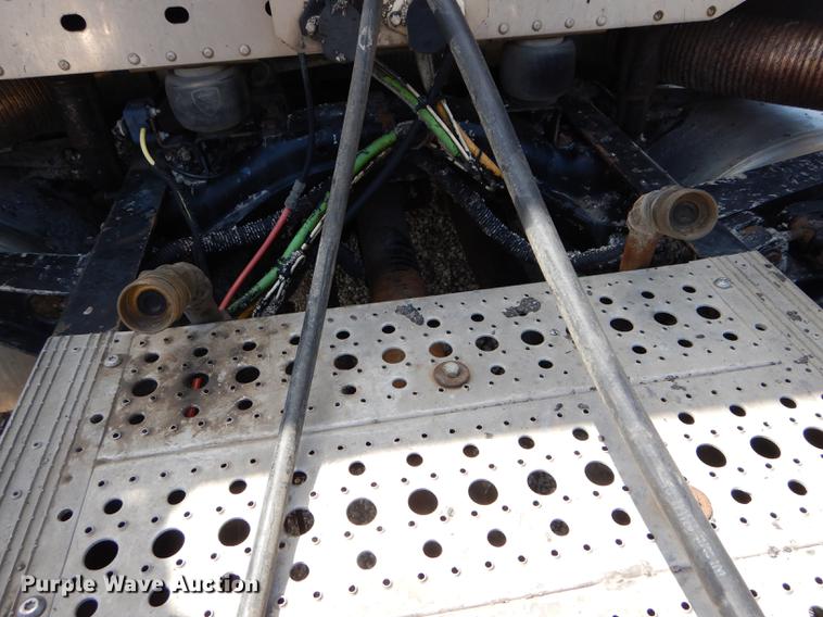 image for item DE8411 2004 Freightliner Columbia semi truck