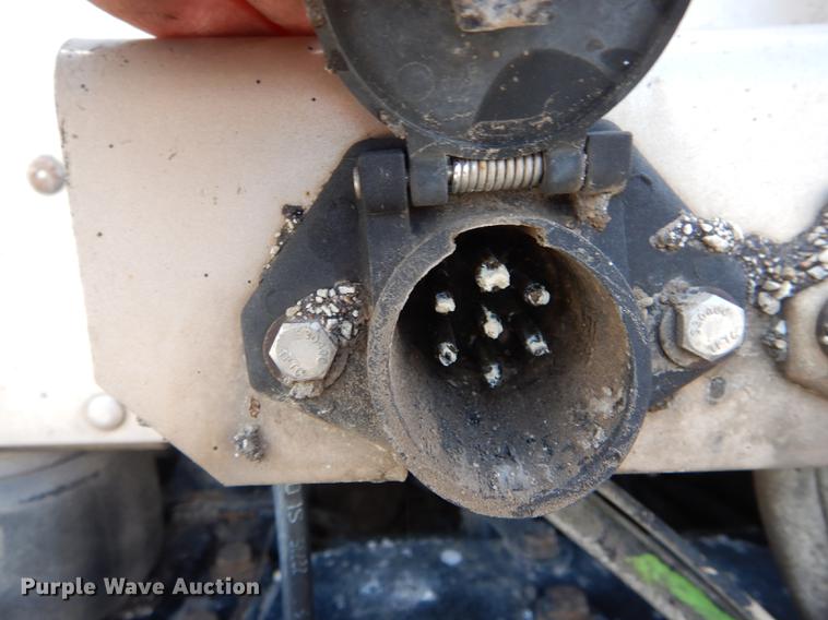 image for item DE8411 2004 Freightliner Columbia semi truck