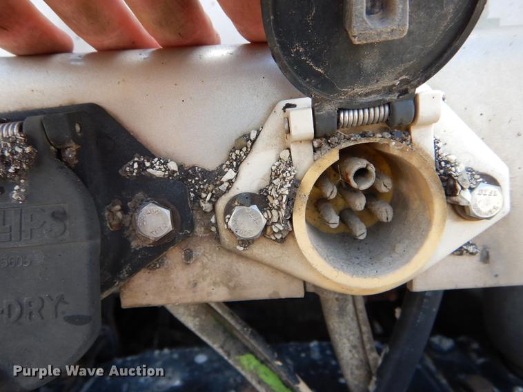 image for item DE8411 2004 Freightliner Columbia semi truck