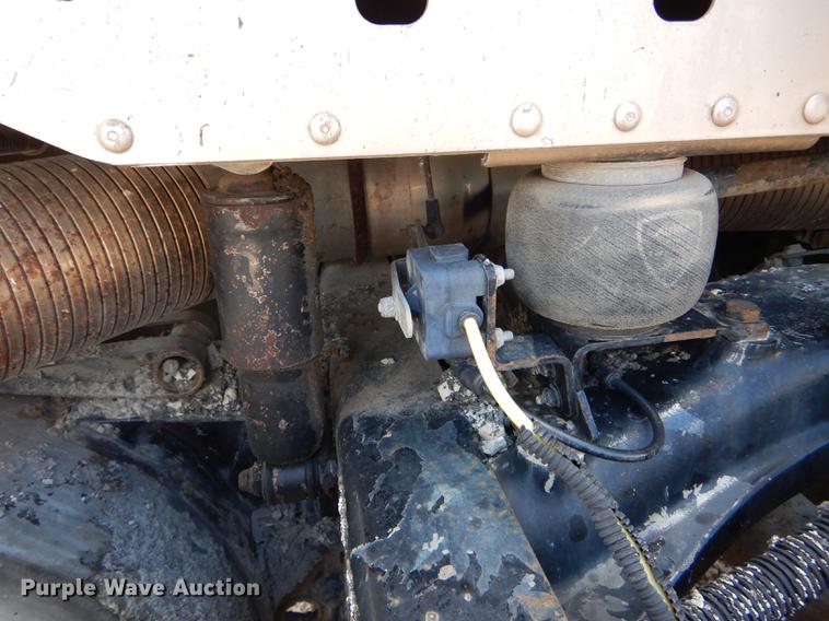 image for item DE8411 2004 Freightliner Columbia semi truck