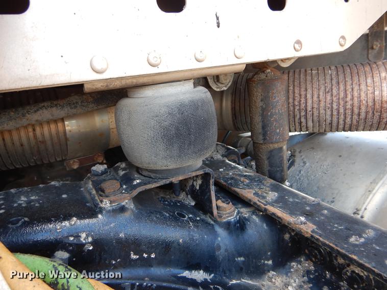 image for item DE8411 2004 Freightliner Columbia semi truck