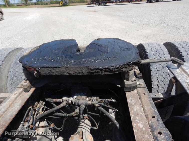 image for item DE8411 2004 Freightliner Columbia semi truck