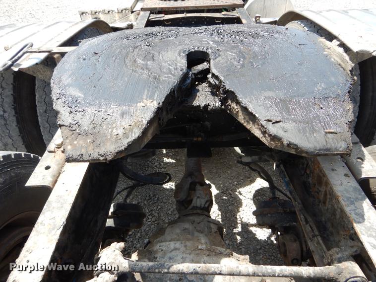 image for item DE8411 2004 Freightliner Columbia semi truck