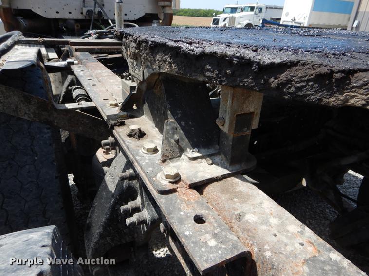 image for item DE8411 2004 Freightliner Columbia semi truck