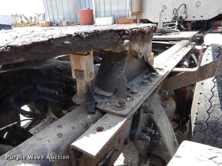 image for item DE8411 2004 Freightliner Columbia semi truck