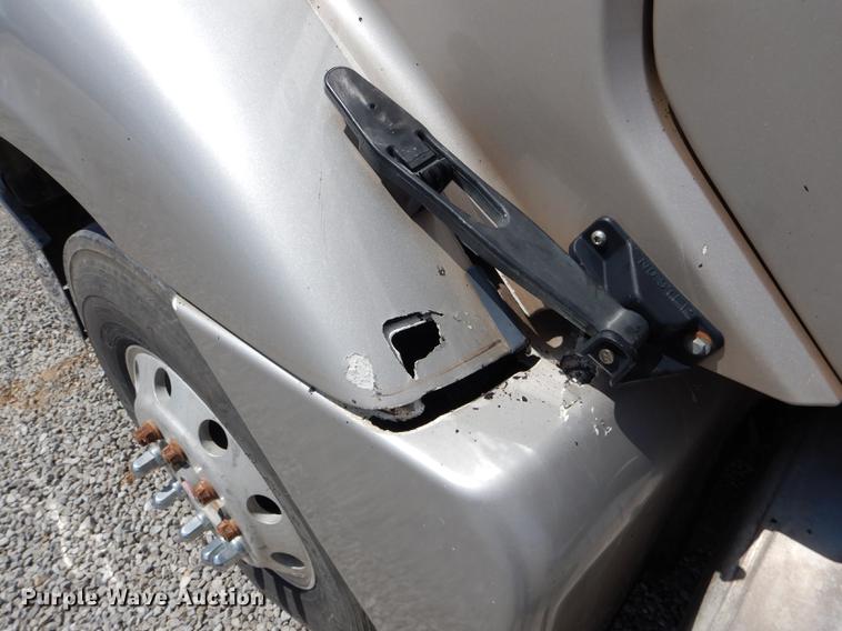 image for item DE8411 2004 Freightliner Columbia semi truck