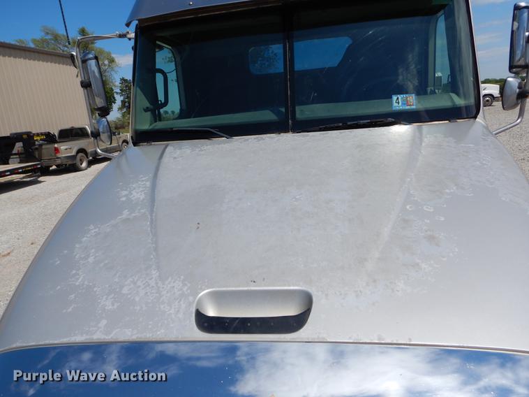 image for item DE8411 2004 Freightliner Columbia semi truck