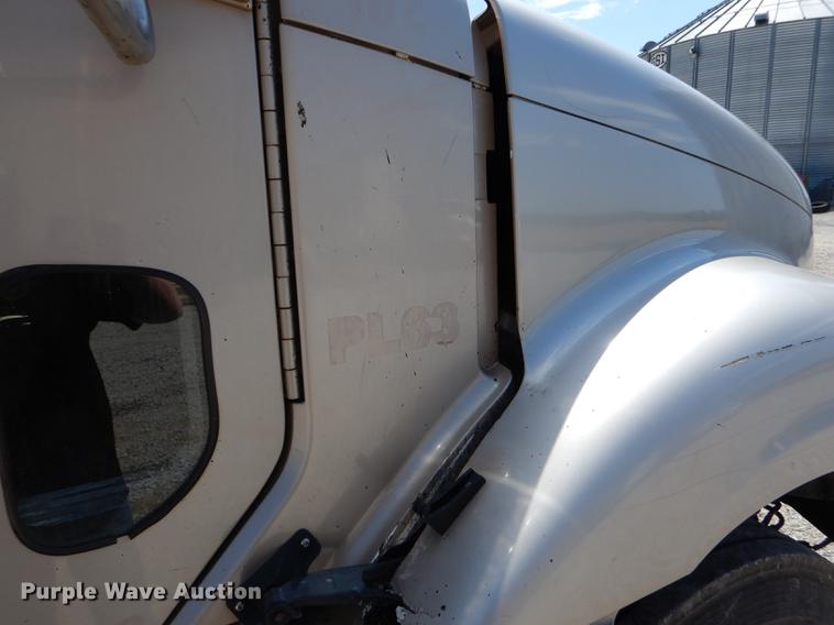 image for item DE8411 2004 Freightliner Columbia semi truck