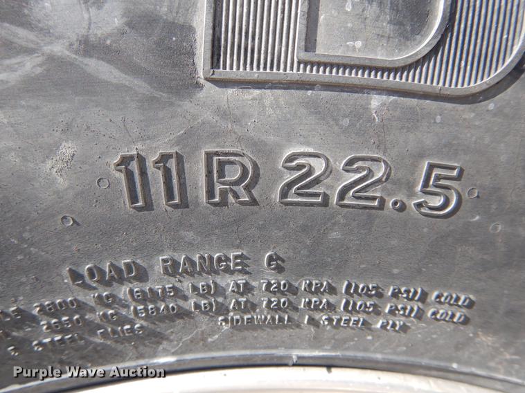 image for item DE8411 2004 Freightliner Columbia semi truck