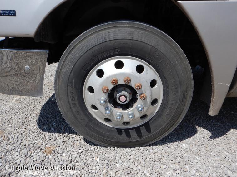 image for item DE8411 2004 Freightliner Columbia semi truck