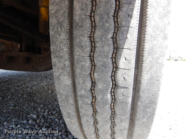 image for item DE8411 2004 Freightliner Columbia semi truck