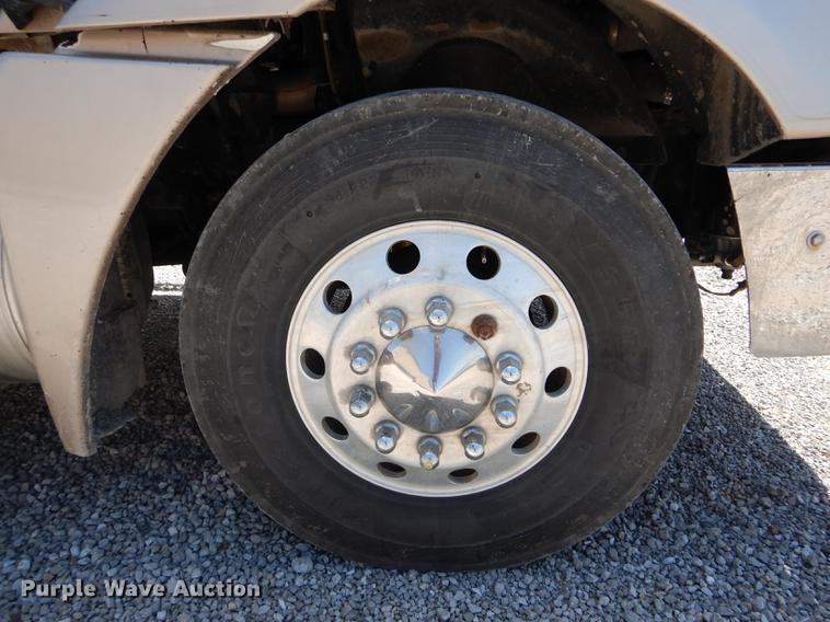 image for item DE8411 2004 Freightliner Columbia semi truck