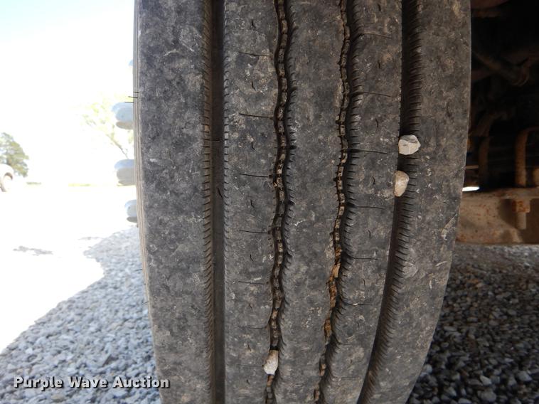 image for item DE8411 2004 Freightliner Columbia semi truck