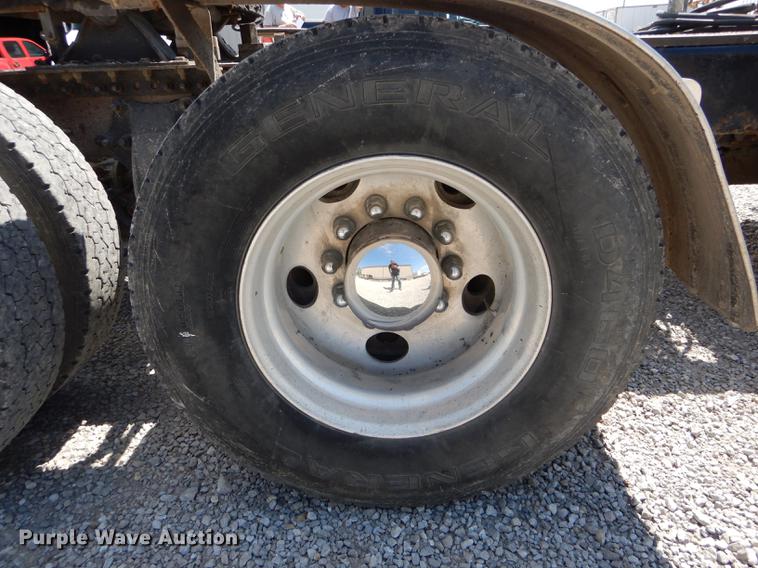 image for item DE8411 2004 Freightliner Columbia semi truck