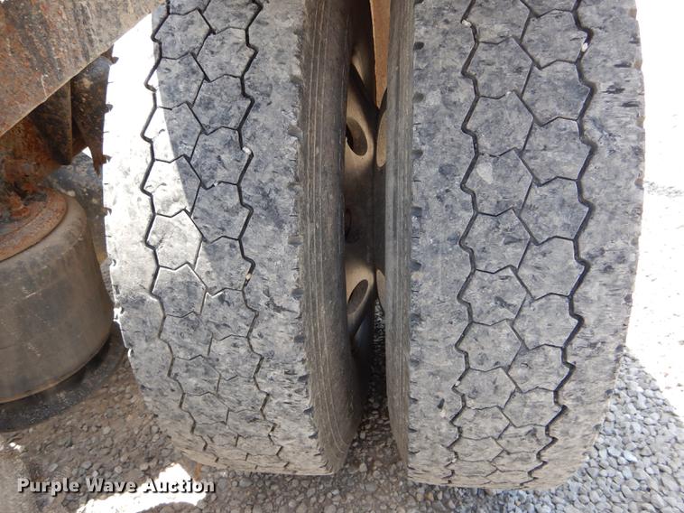 image for item DE8411 2004 Freightliner Columbia semi truck