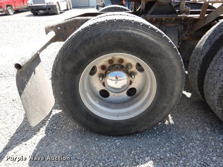 image for item DE8411 2004 Freightliner Columbia semi truck