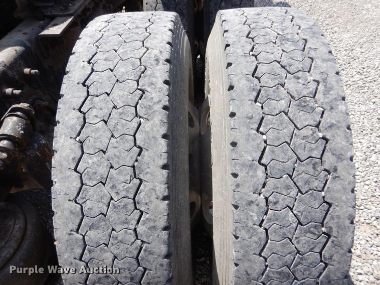 image for item DE8411 2004 Freightliner Columbia semi truck