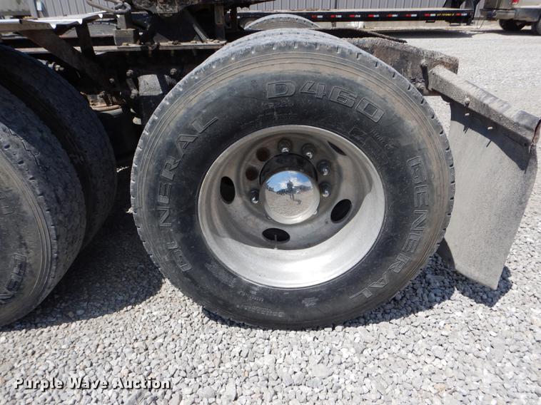 image for item DE8411 2004 Freightliner Columbia semi truck