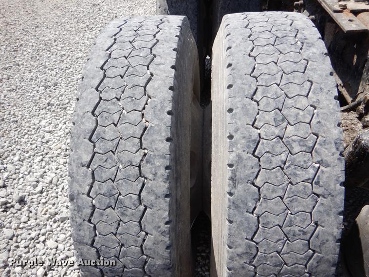 image for item DE8411 2004 Freightliner Columbia semi truck