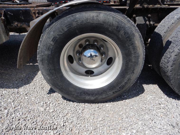 image for item DE8411 2004 Freightliner Columbia semi truck