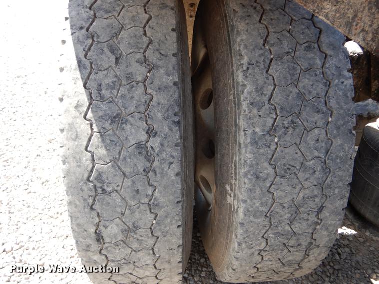 image for item DE8411 2004 Freightliner Columbia semi truck