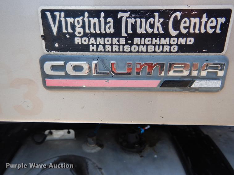 image for item DE8411 2004 Freightliner Columbia semi truck