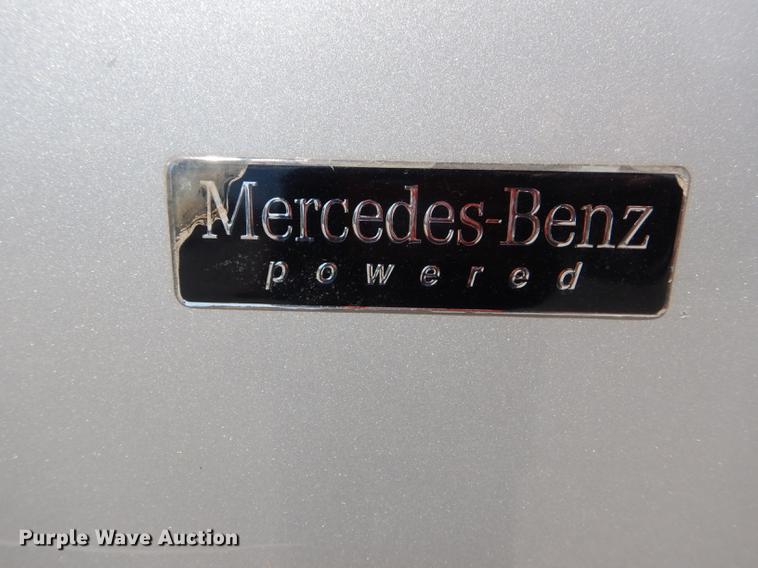 image for item DE8411 2004 Freightliner Columbia semi truck