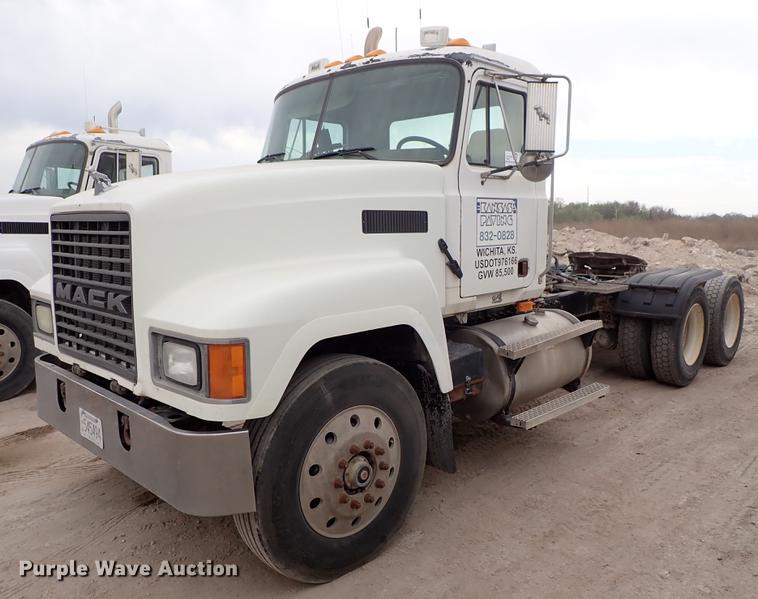 image for item DF1114 2002 Mack CH613 semi truck