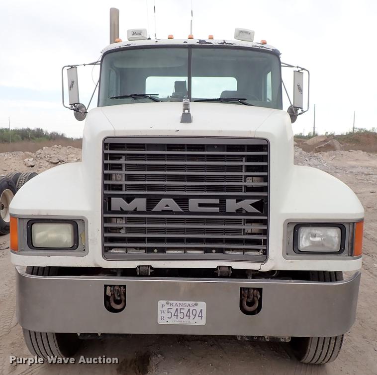 image for item DF1114 2002 Mack CH613 semi truck