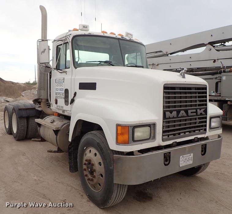 image for item DF1114 2002 Mack CH613 semi truck
